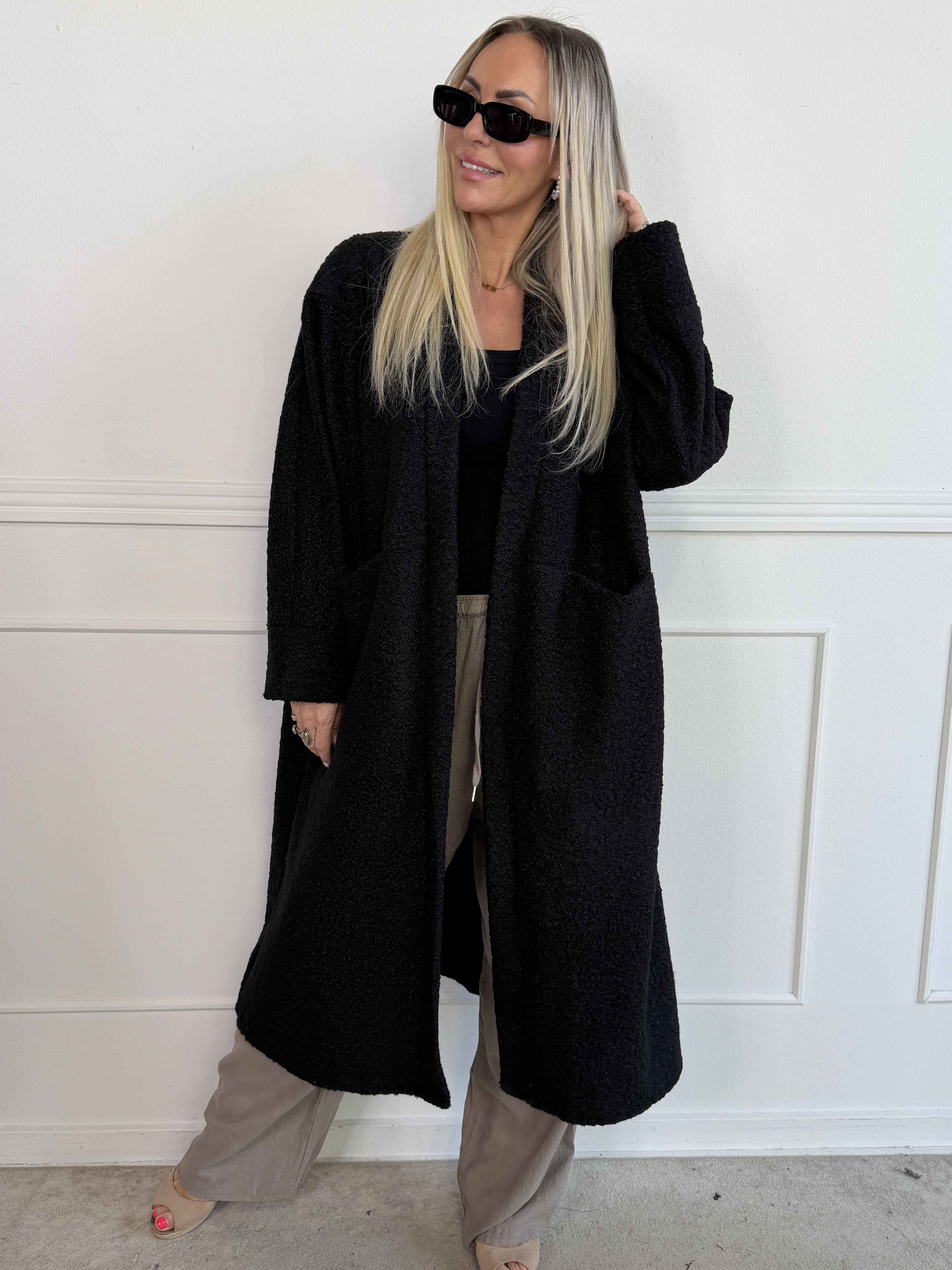 Annah Teddy - Oversized frakke i blødt teddy-stof med tydelige syninger og store lommer